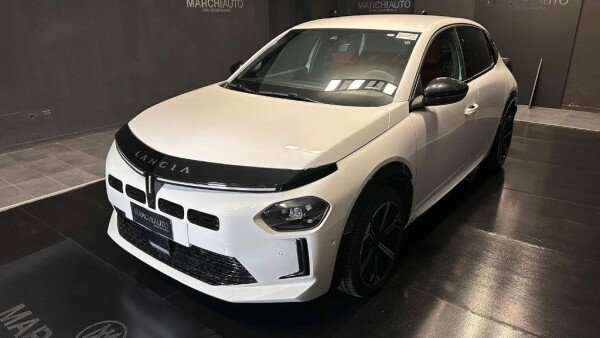 Ypsilon Hybrid e-DCT LX}