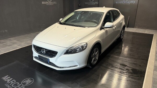 V40 D2 1.6 Kinetic}