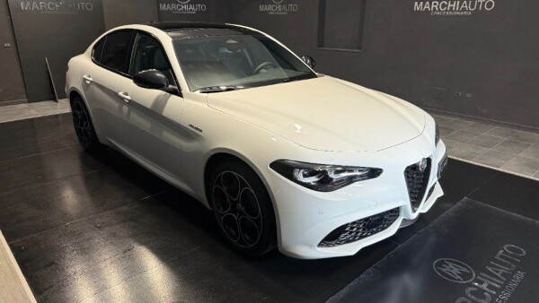 Giulia 2.2 Turbodiesel 210 CV AT8 AWD Q4 Veloce}