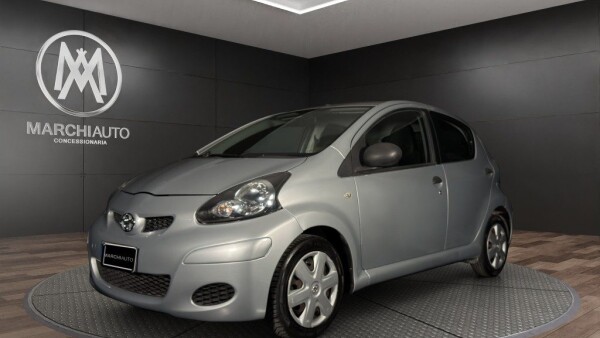 Aygo 1.0 12V VVT-i 5 porte}
